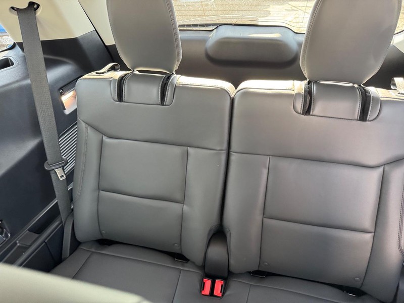 Ford Explorer Vehicle Image 13