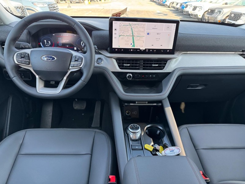 Ford Explorer Vehicle Image 15