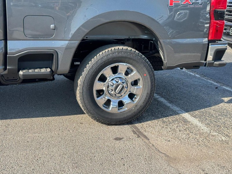 Ford Super Duty F-250 SRW Vehicle Full-screen Gallery Image 11