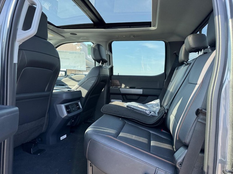 Ford Super Duty F-250 SRW Vehicle Full-screen Gallery Image 12