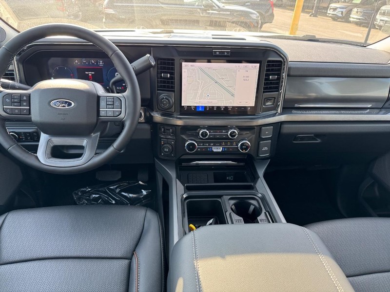 Ford Super Duty F-250 SRW Vehicle Full-screen Gallery Image 13