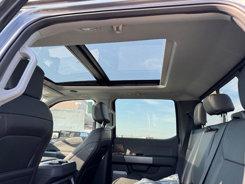 Ford Super Duty F-250 SRW Vehicle Full-screen Gallery Image 14