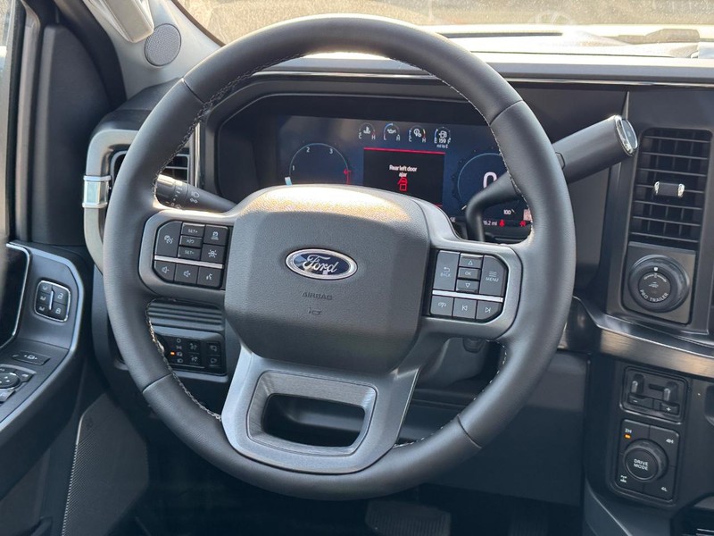 Ford Super Duty F-250 SRW Vehicle Full-screen Gallery Image 15