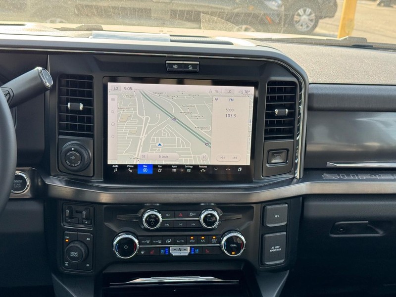 Ford Super Duty F-250 SRW Vehicle Full-screen Gallery Image 16