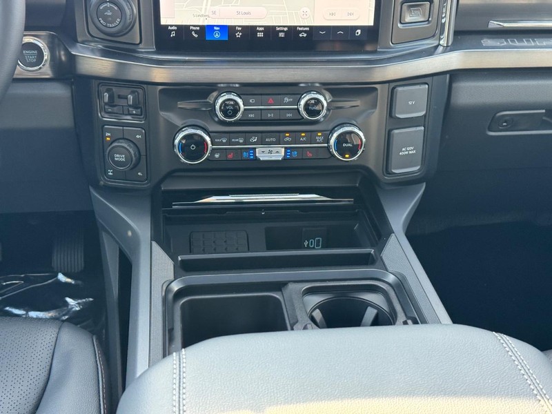 Ford Super Duty F-250 SRW Vehicle Full-screen Gallery Image 17