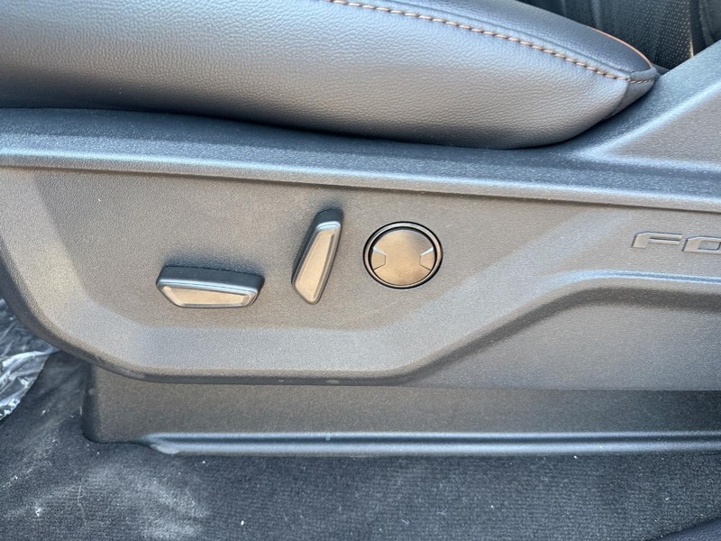 Ford Super Duty F-250 SRW Vehicle Full-screen Gallery Image 18