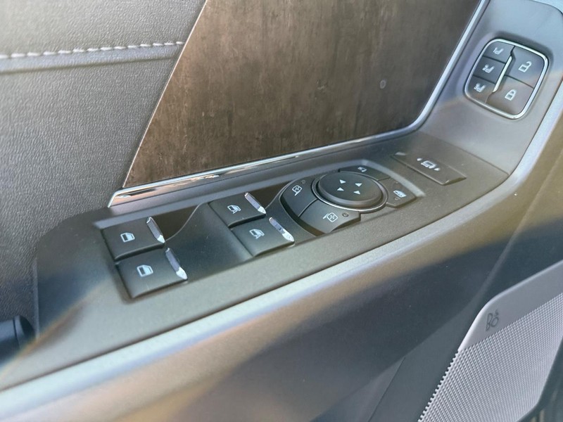 Ford Super Duty F-250 SRW Vehicle Full-screen Gallery Image 19