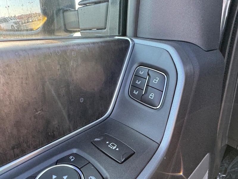 Ford Super Duty F-250 SRW Vehicle Full-screen Gallery Image 20