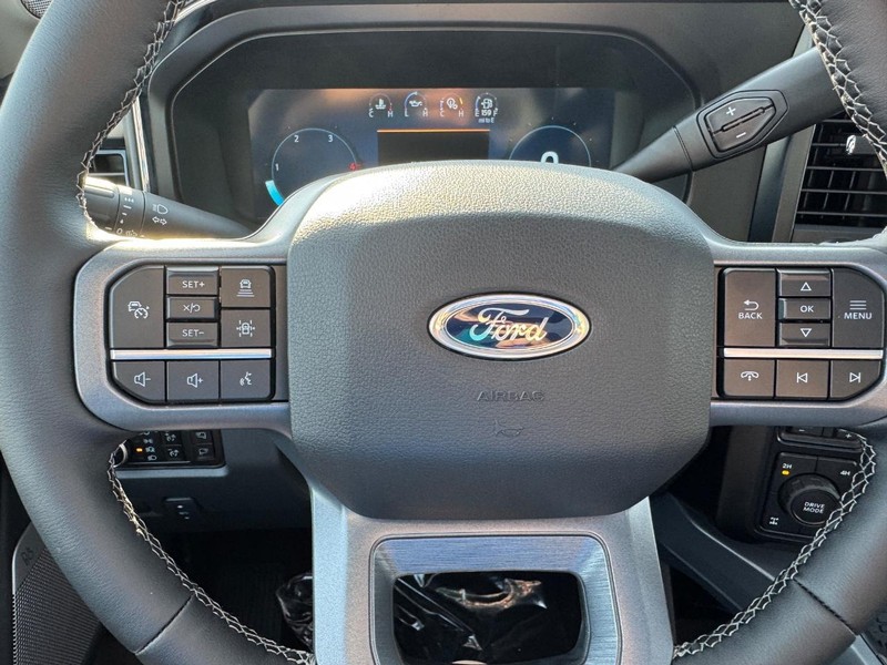 Ford Super Duty F-250 SRW Vehicle Full-screen Gallery Image 21