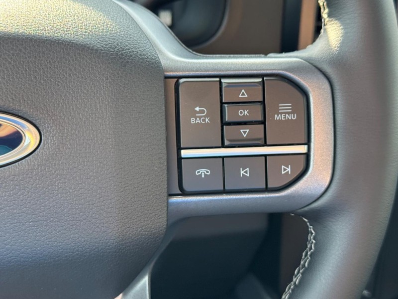 Ford Super Duty F-250 SRW Vehicle Full-screen Gallery Image 23