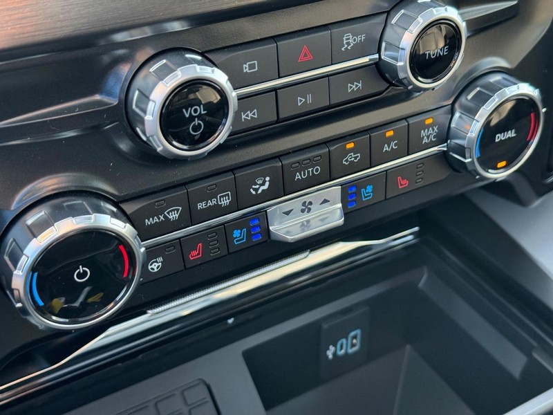 Ford Super Duty F-250 SRW Vehicle Full-screen Gallery Image 25