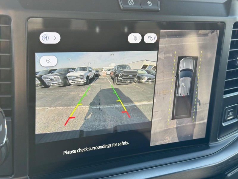 Ford Super Duty F-250 SRW Vehicle Full-screen Gallery Image 26