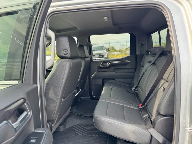 Chevrolet Silverado 1500 Vehicle Full-screen Gallery Image 12