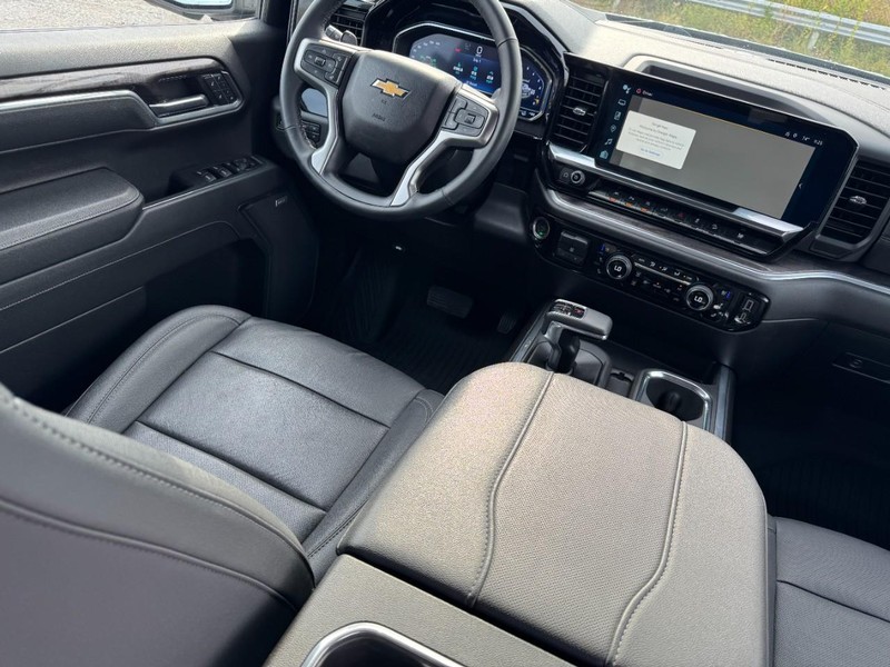 Chevrolet Silverado 1500 Vehicle Full-screen Gallery Image 14