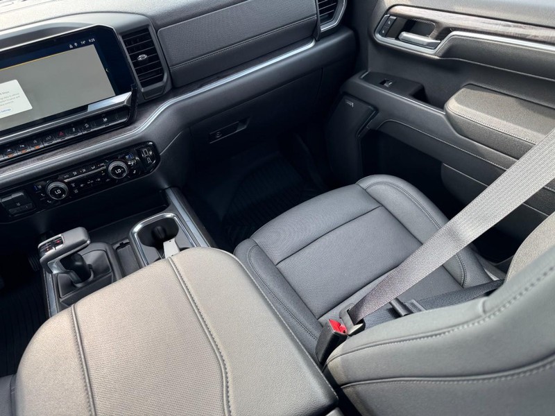 Chevrolet Silverado 1500 Vehicle Full-screen Gallery Image 16