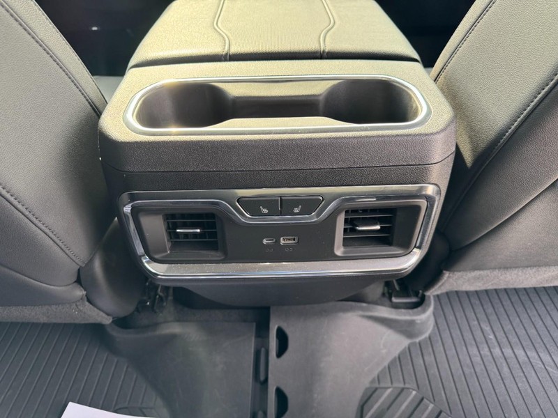 Chevrolet Silverado 1500 Vehicle Full-screen Gallery Image 17