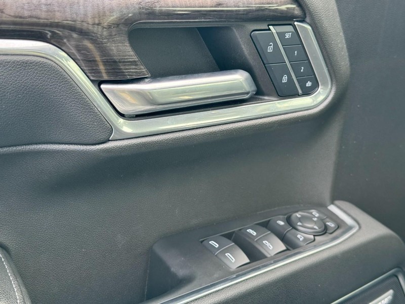 Chevrolet Silverado 1500 Vehicle Full-screen Gallery Image 18