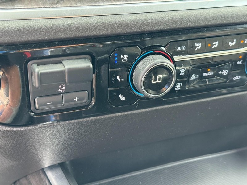 Chevrolet Silverado 1500 Vehicle Full-screen Gallery Image 24