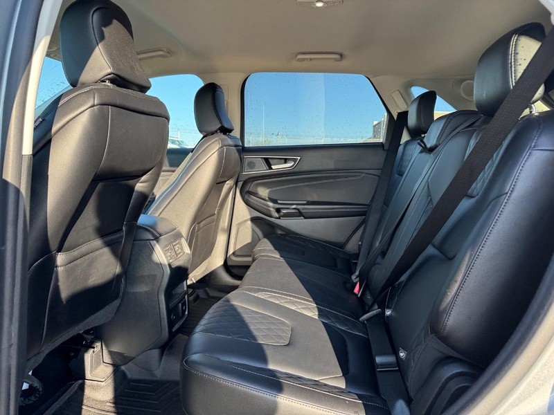 Ford Edge Vehicle Full-screen Gallery Image 12