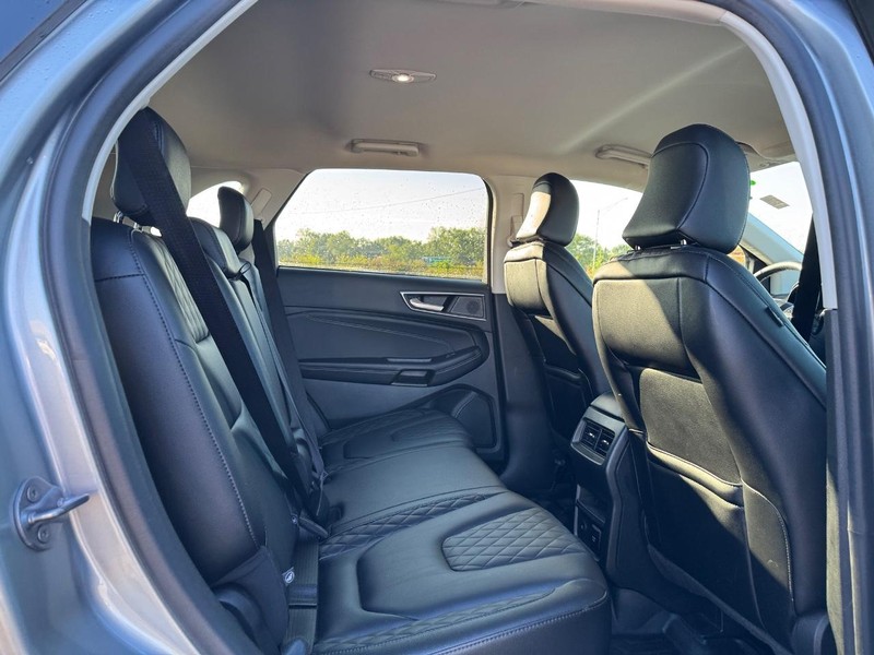 Ford Edge Vehicle Full-screen Gallery Image 13