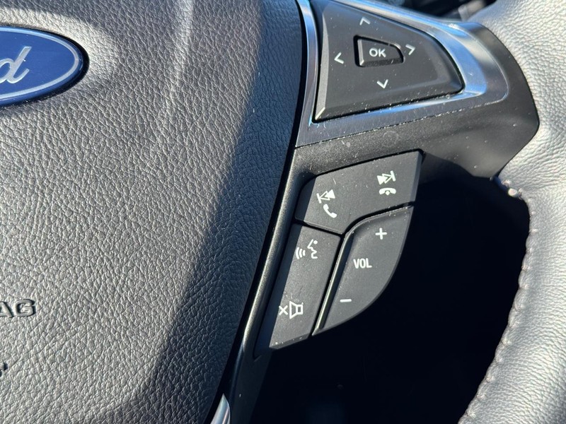 Ford Edge Vehicle Full-screen Gallery Image 23