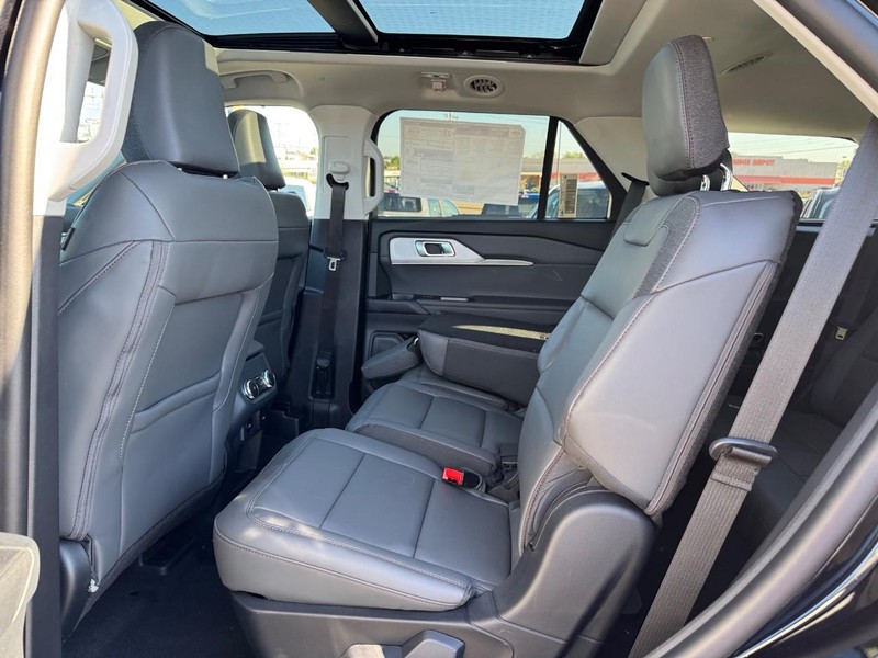 Ford Explorer Vehicle Image 13