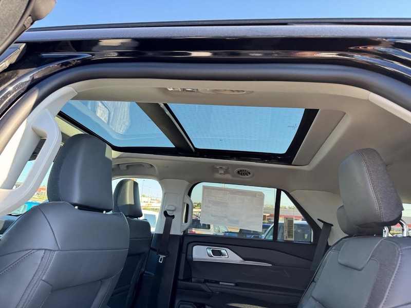 Ford Explorer Vehicle Image 14