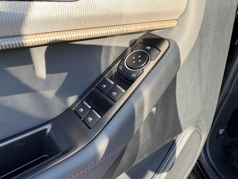 Ford Explorer Vehicle Image 21