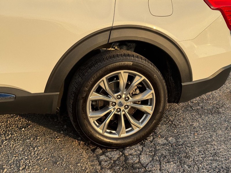 Ford Explorer Vehicle Image 11