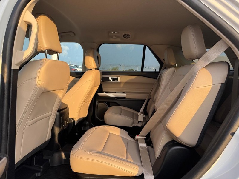 Ford Explorer Vehicle Image 12