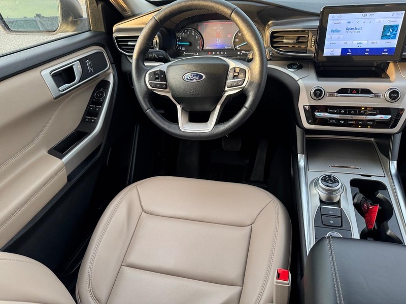 Ford Explorer Vehicle Image 14