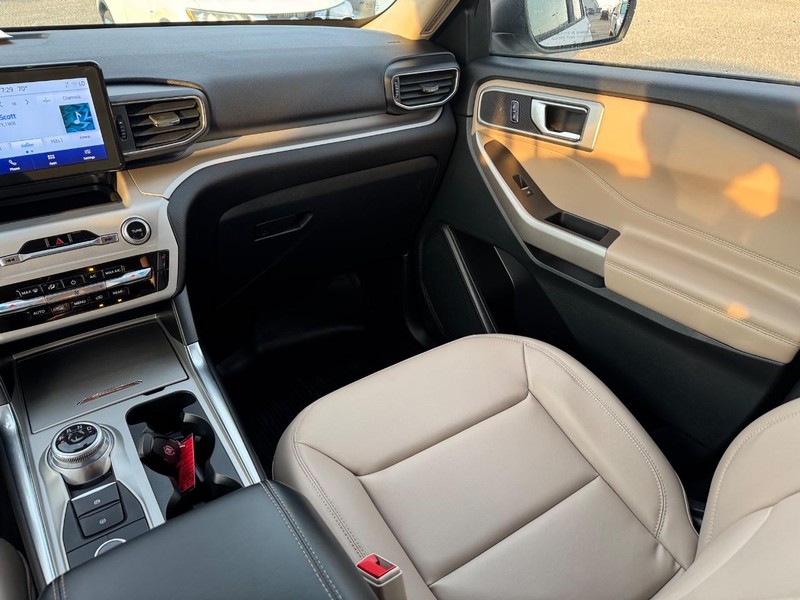 Ford Explorer Vehicle Image 16