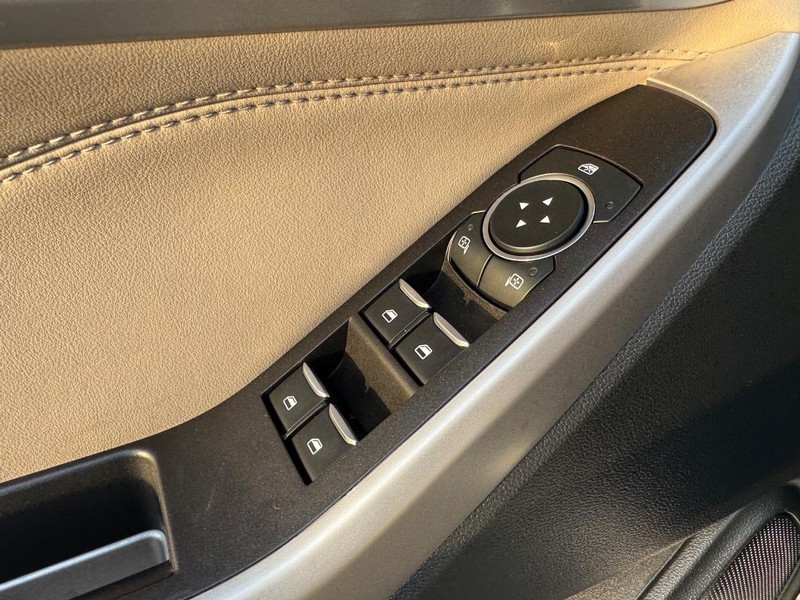 Ford Explorer Vehicle Image 18