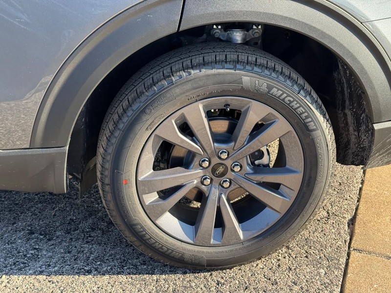 Ford Explorer Vehicle Image 11