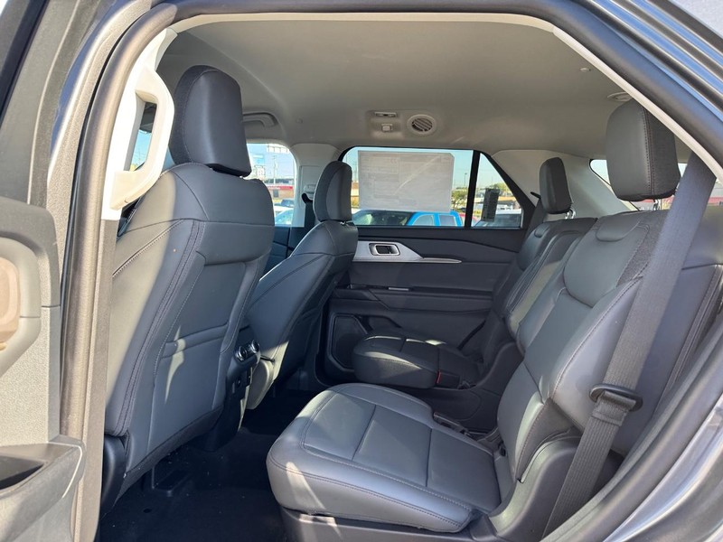 Ford Explorer Vehicle Image 12