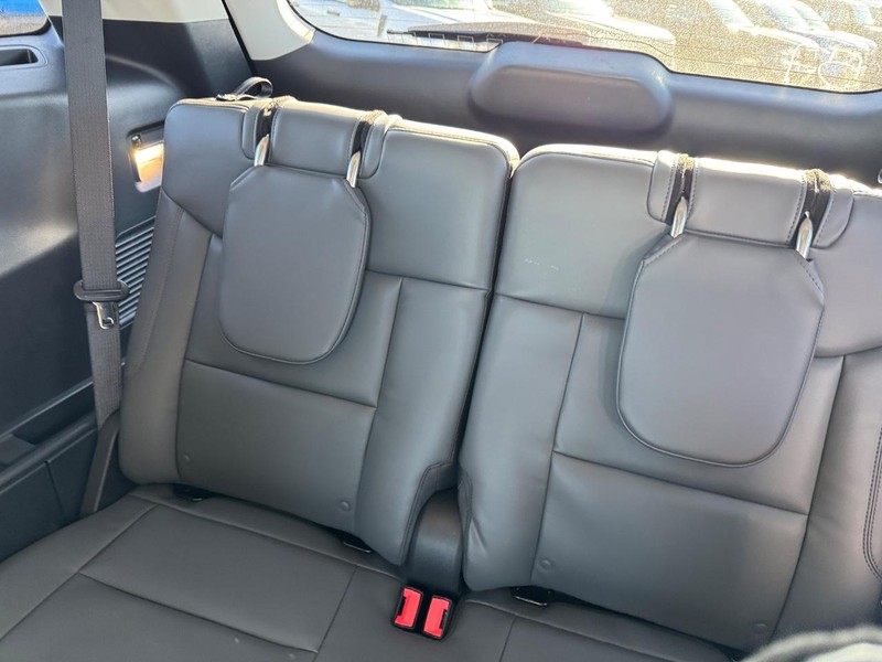 Ford Explorer Vehicle Image 13