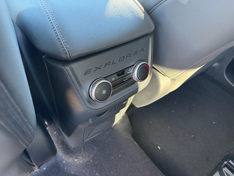 Ford Explorer Vehicle Image 14