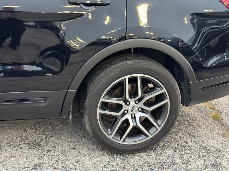 Ford Explorer Vehicle Image 11