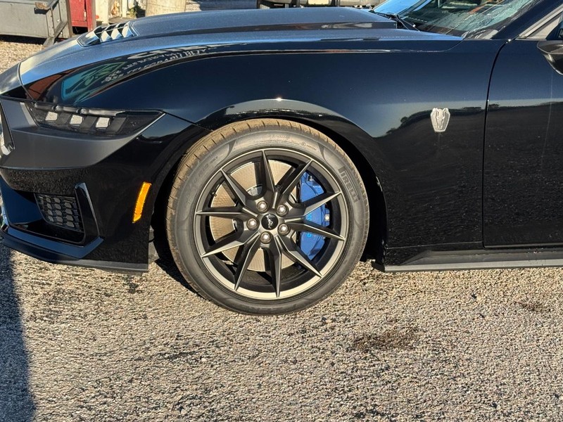 Ford Mustang Vehicle Full-screen Gallery Image 11