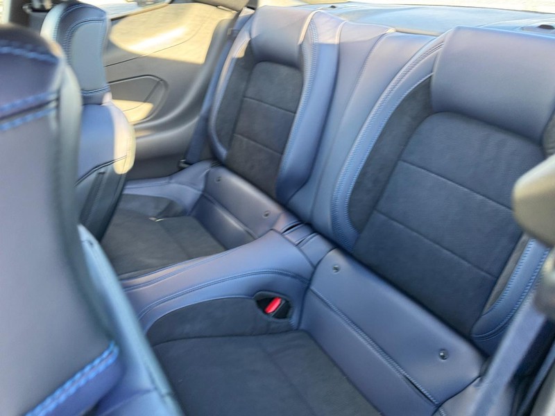 Ford Mustang Vehicle Full-screen Gallery Image 12