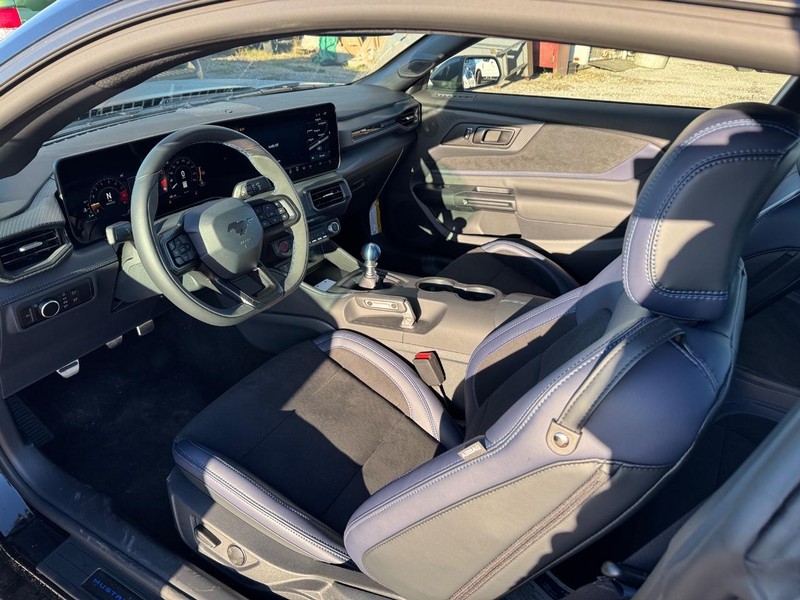 Ford Mustang Vehicle Full-screen Gallery Image 13