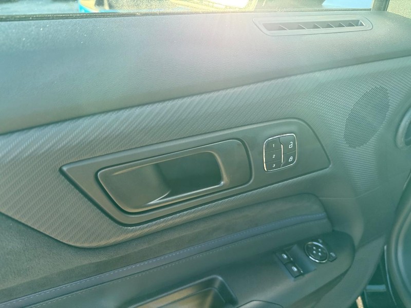 Ford Mustang Vehicle Full-screen Gallery Image 14