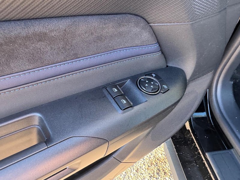 Ford Mustang Vehicle Full-screen Gallery Image 15