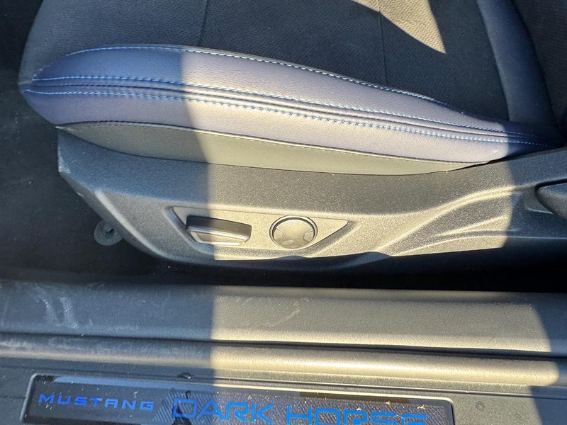 Ford Mustang Vehicle Full-screen Gallery Image 16