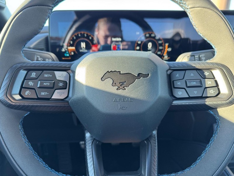 Ford Mustang Vehicle Full-screen Gallery Image 17