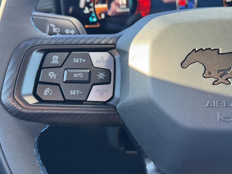 Ford Mustang Vehicle Full-screen Gallery Image 18