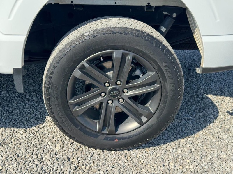 Ford F-150 Vehicle Full-screen Gallery Image 11