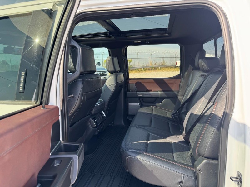 Ford F-150 Vehicle Full-screen Gallery Image 12