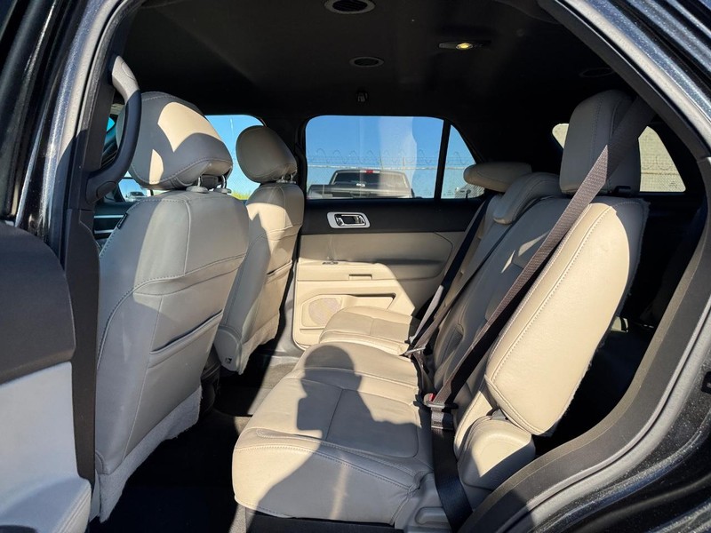 Ford Explorer Vehicle Full-screen Gallery Image 12