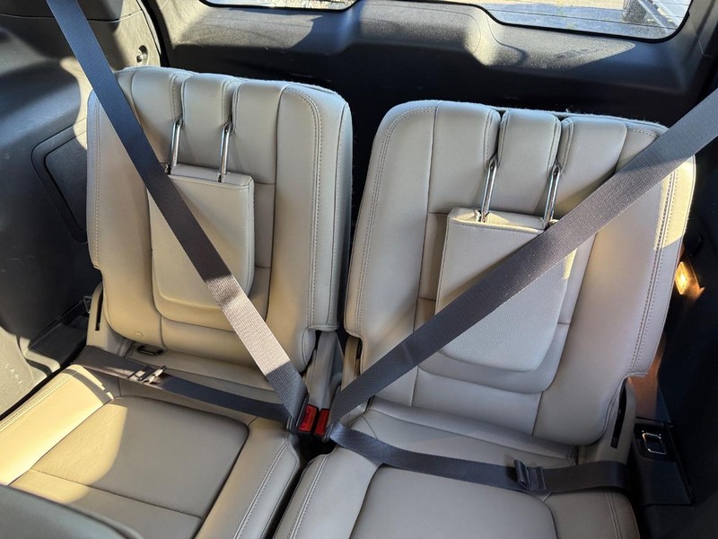 Ford Explorer Vehicle Full-screen Gallery Image 13